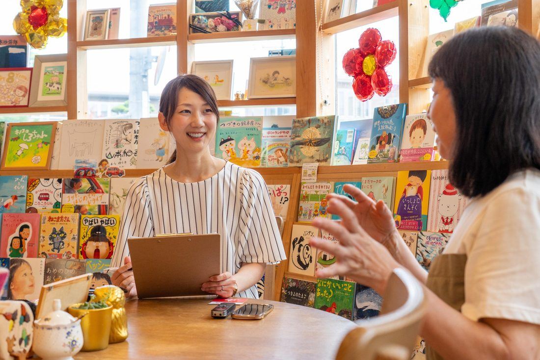 お店の方に取材する市民ライター