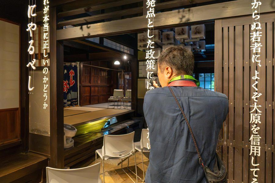 展示施設を取材・撮影するライター